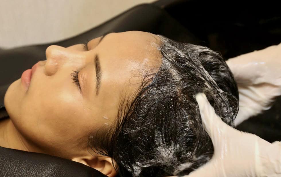 เจาะลึกทุก วิธีสระผมหลังปลูกผม เพื่อรักษากราฟท์ให้อยู่กับเรานานที่สุด