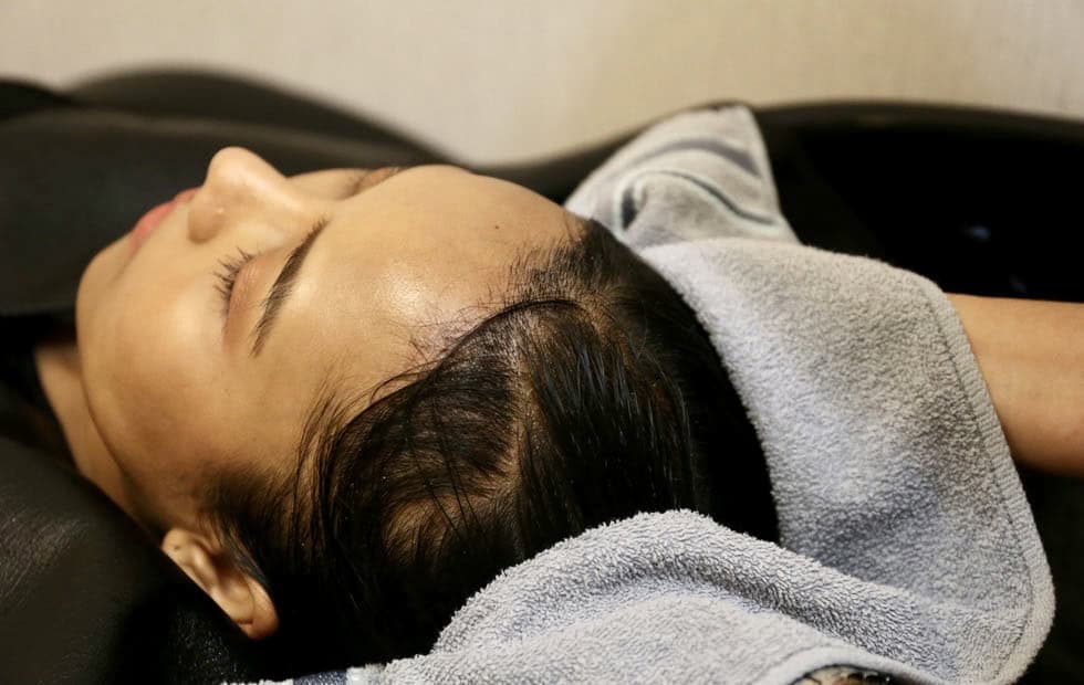 เจาะลึกทุก วิธีสระผมหลังปลูกผม เพื่อรักษากราฟท์ให้อยู่กับเรานานที่สุด